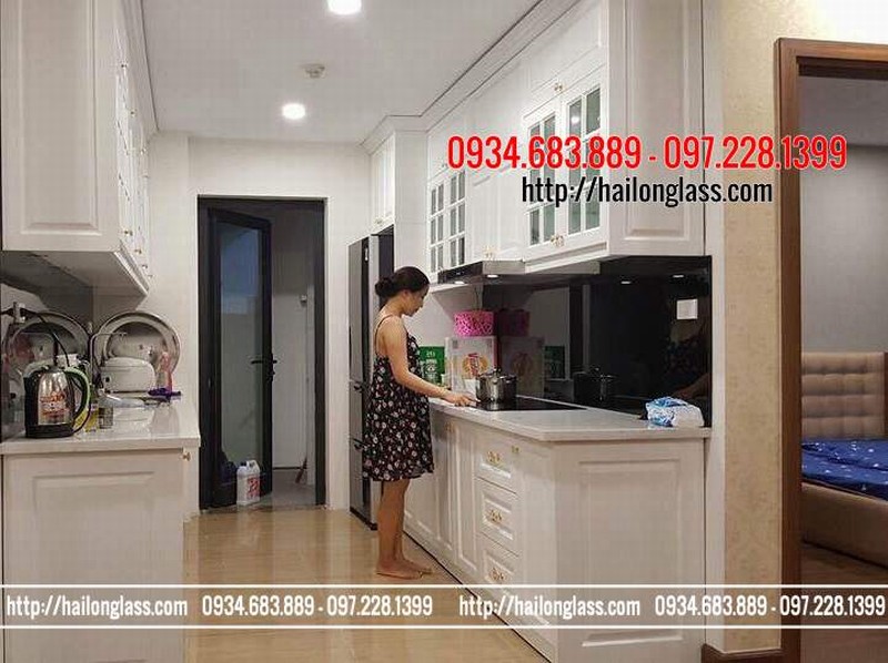 Kính ốp bếp màu đen