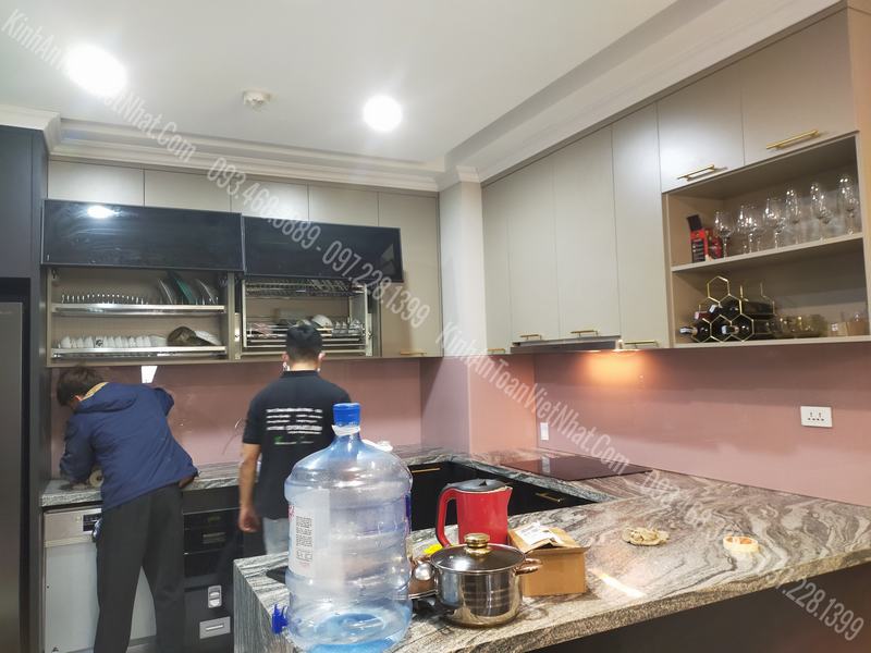 CTTB Kính ốp bếp màu Hồng Kim Sa thi công tại Landmak 105 La Khê - Hà Đông